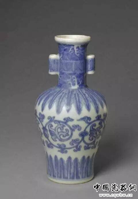 清雍正 青花海石头榴贯耳瓶