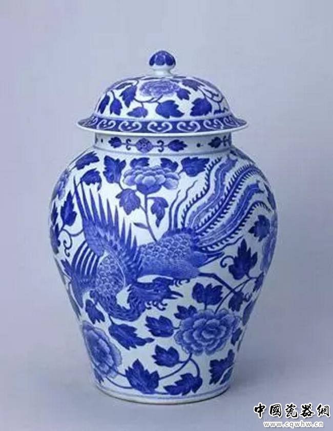 道光 青花凤穿牡丹纹罐